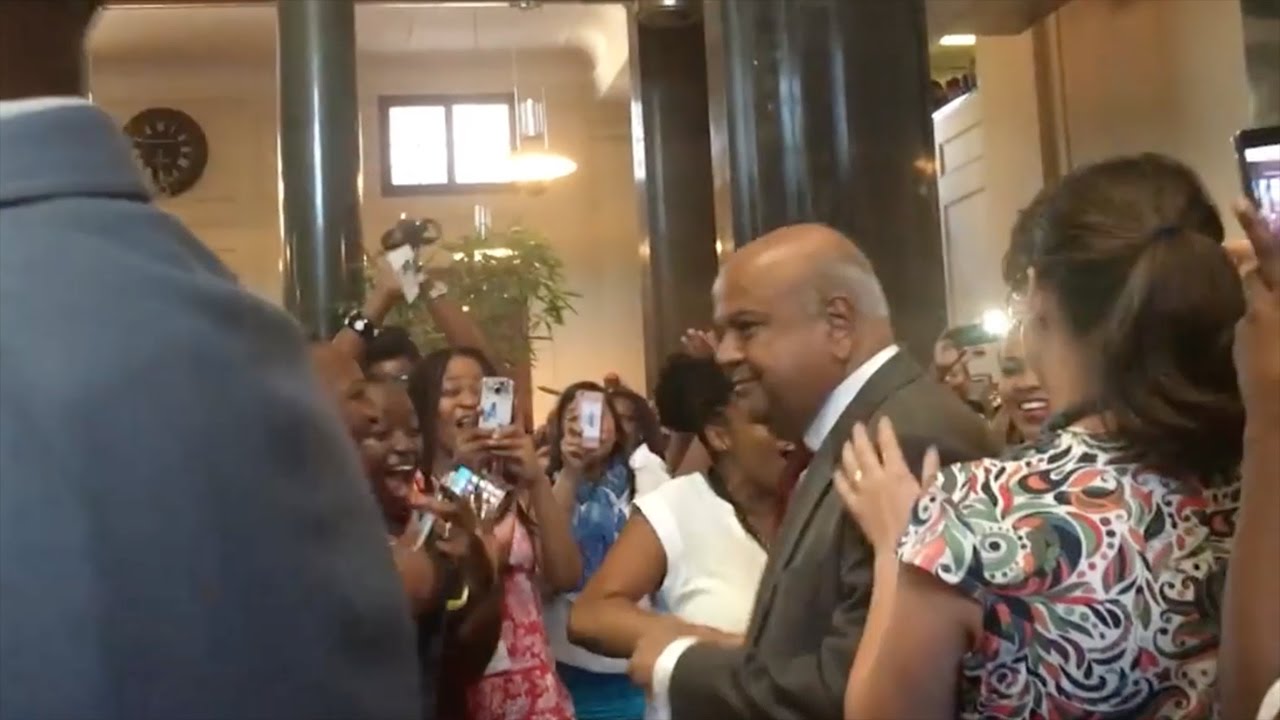 'Senzeni Na?&rsquo; &ndash; Treasury staff sing as Gordhan, Jonas arrive for final meeting