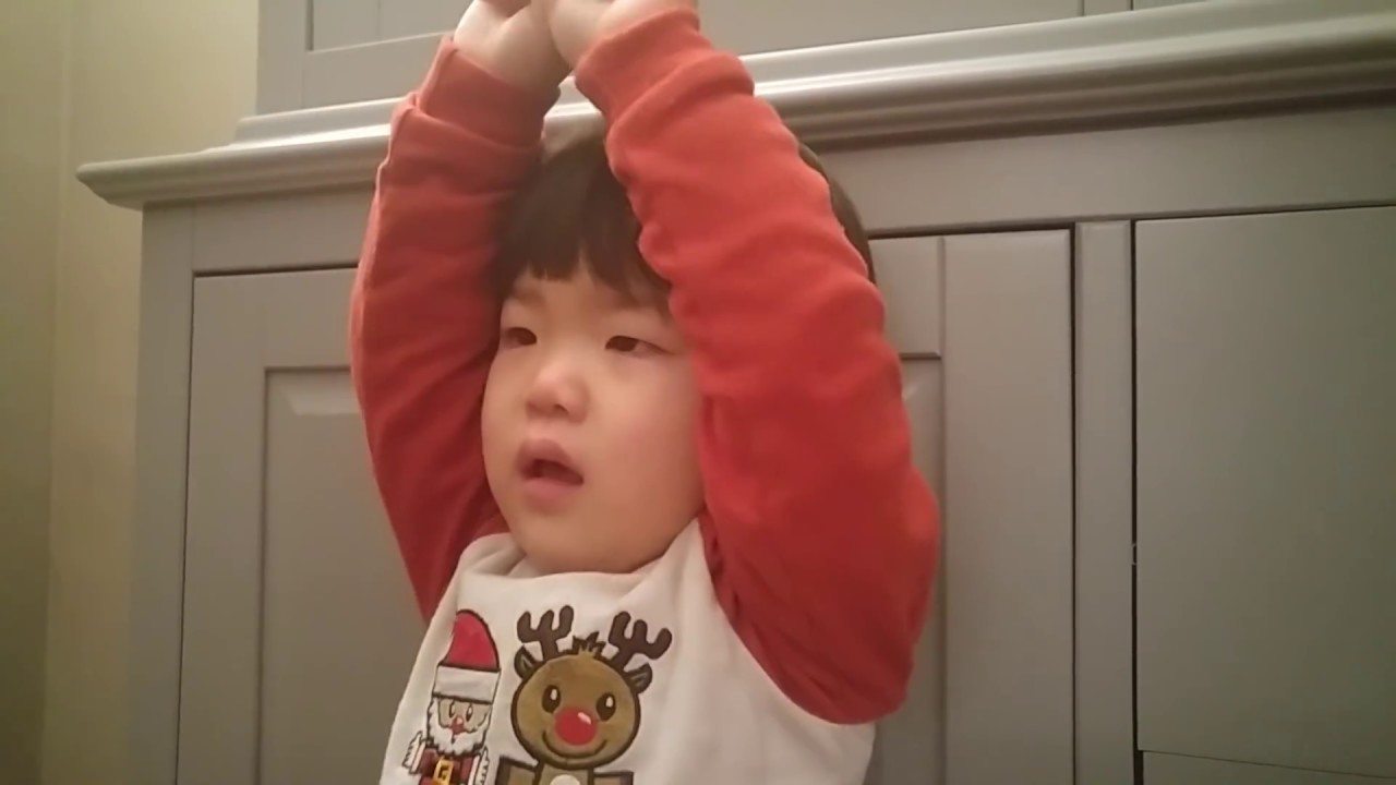 아빠한테 혼나는 채원이