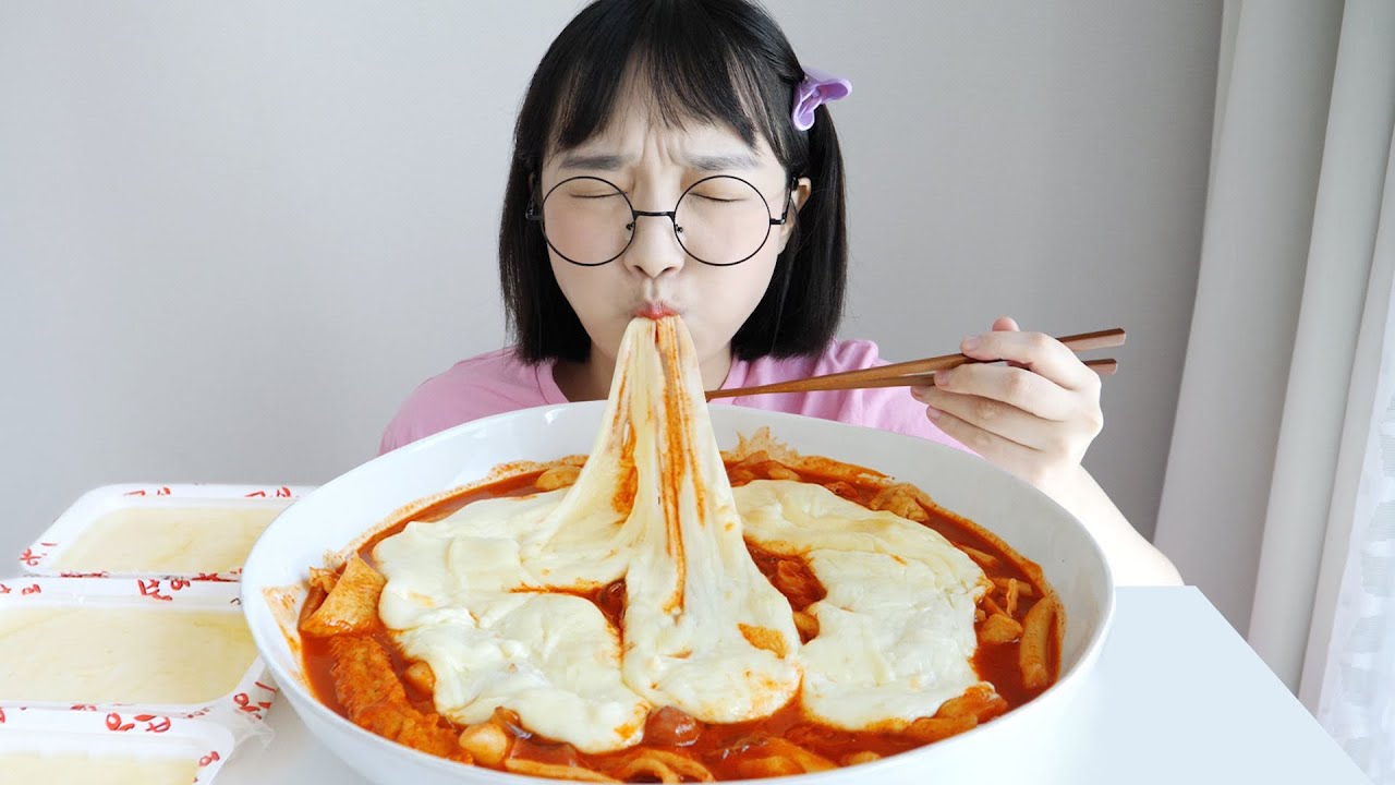 계단 200층 오르고 응급실떡볶이 먹방 _ 응떡에 치즈추가 3번🧀그래요 치즈를 먹는거예요 :D
