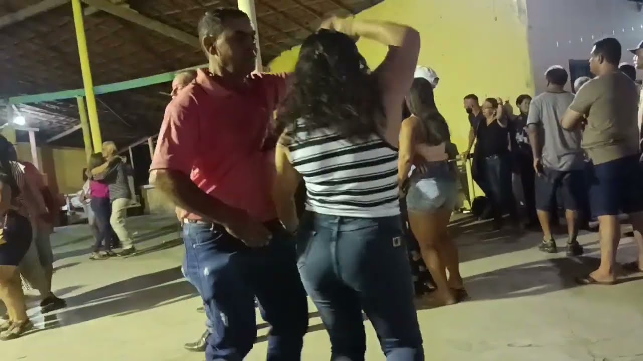 CASAL DANÇANDO FORRÓ.