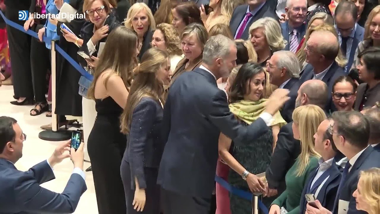 Baño de masas a la Familia Real en Oviedo antes de los Premios Princesa de Asturias