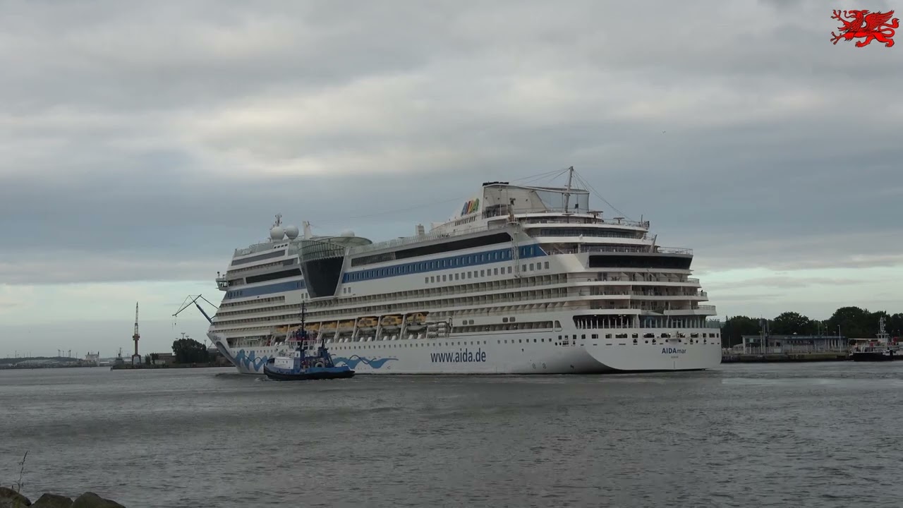 12.06.2024 Warnem&uuml;nde das Kreuzfahrtschiff AIDAmar beim Einlaufen in den Seekanal um 6:40 Uhr