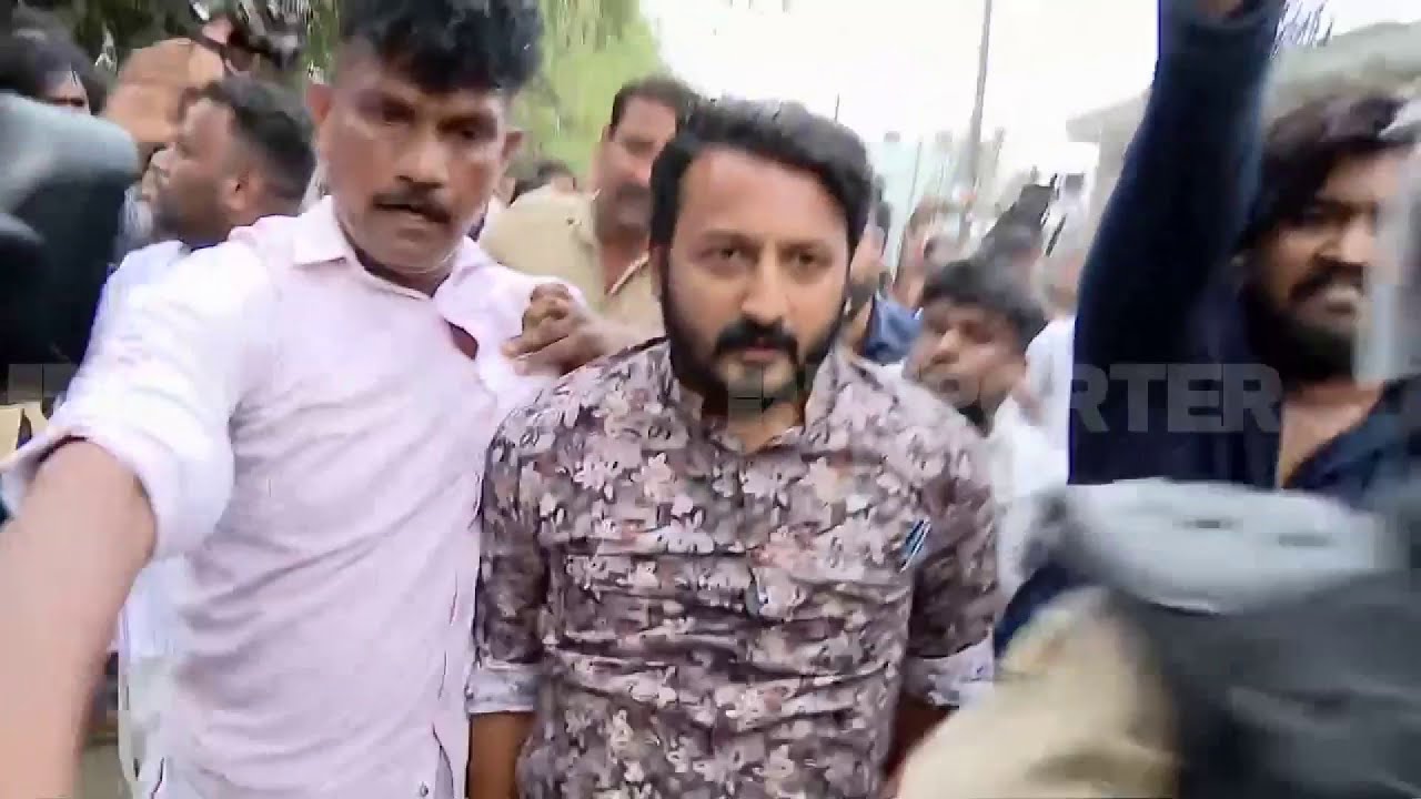 പ്രതിഷേധം വകവെക്കാതെ വാഹനത്തില്‍ നിന്നും പുറത്തിറങ്ങി രാഹുല്‍ | Rahul Mamkootathil