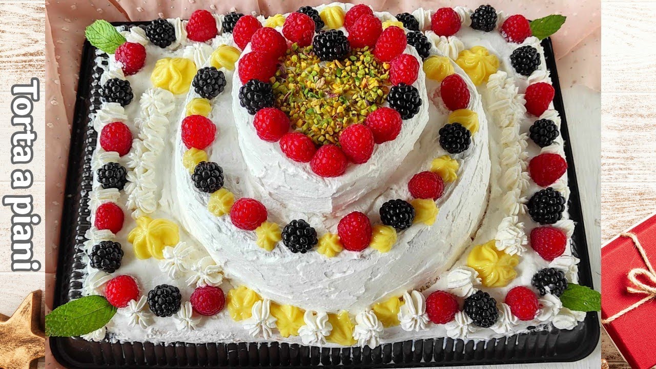Torta compleanno a piani semplice di pan di spagna crema e panna