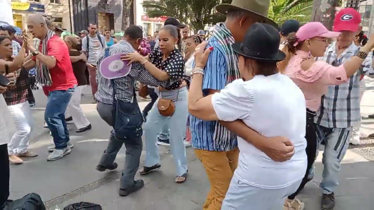 Solterito y sin compromiso. Los fuertes dé la parranda