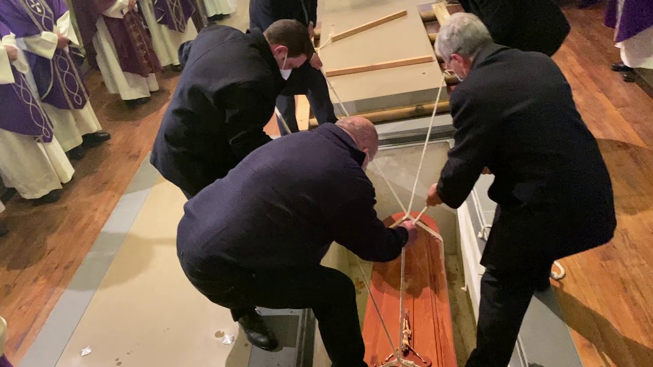 Entierro del obispo emérito de Barbastro - Monzón, Alfonso Milián, en la Catedral de Barbastro