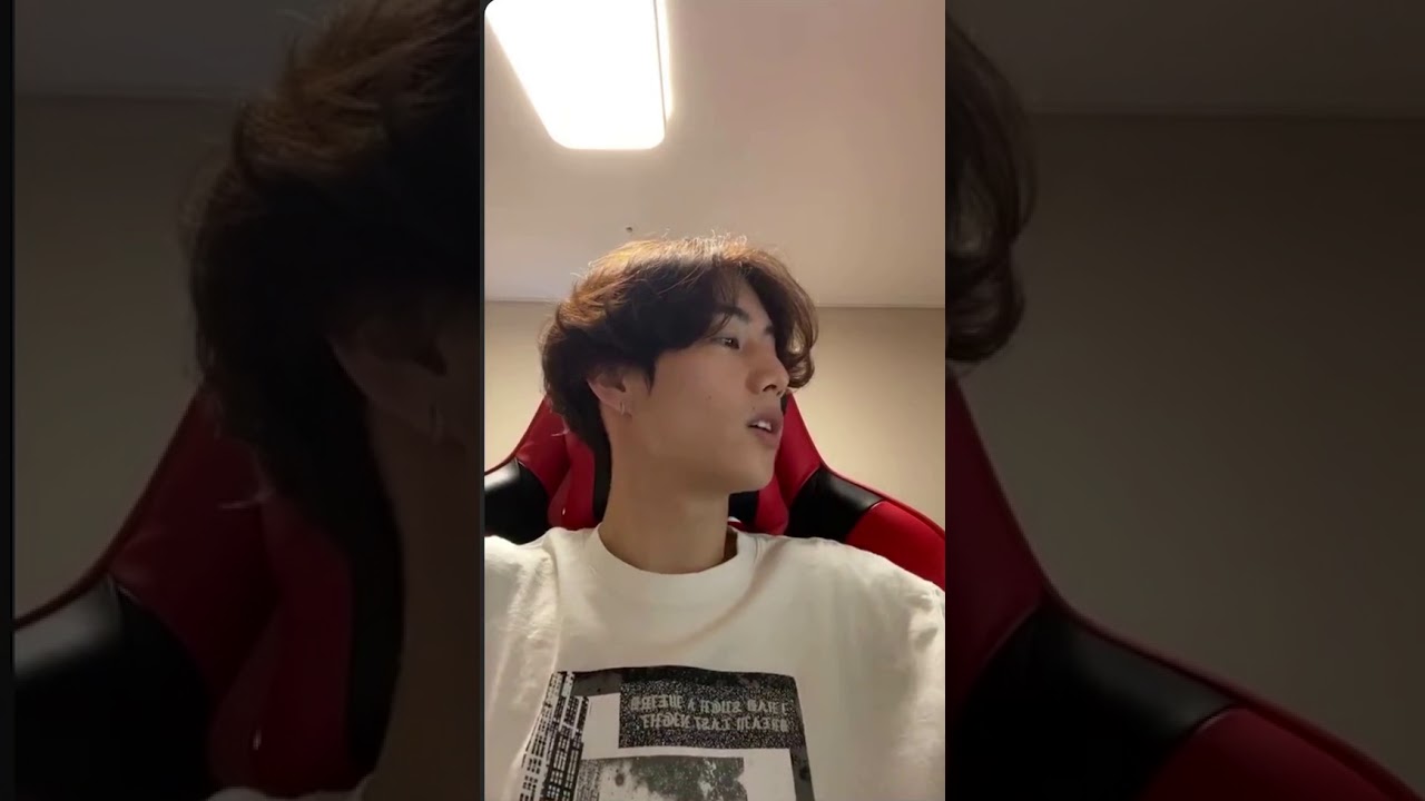 Got7 mark reacting to god’s menu (stray kids) Instagram live