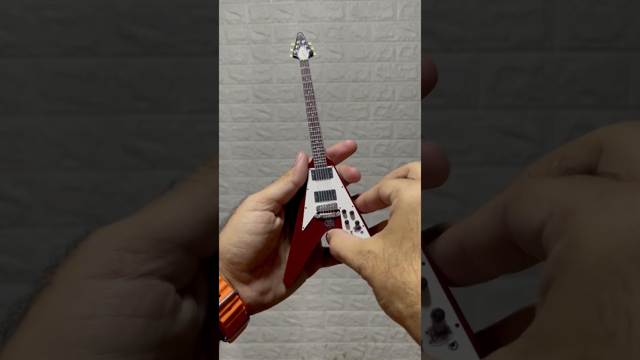 Gibson Flying V Custom 1:4 scale miniature guitar