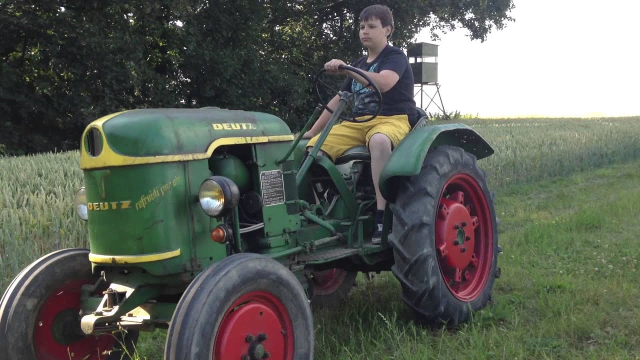Deutz-Fahr F1L612 Plantage w&auml;hrend einer Fahrt