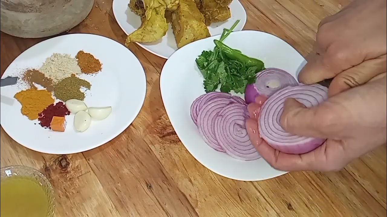 طاجين  الدجاج بالزبيب  والبصل  مع سلطة الارز