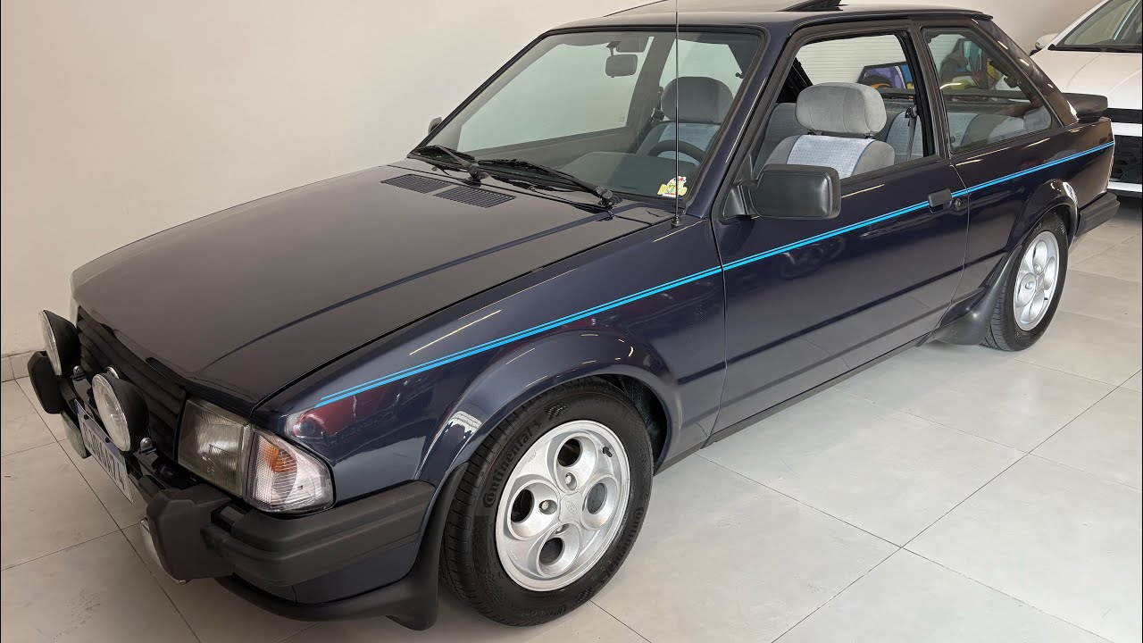 Ford Escort XR3 1986 azul Mineral - um icônico esportivo que remete ao Senna