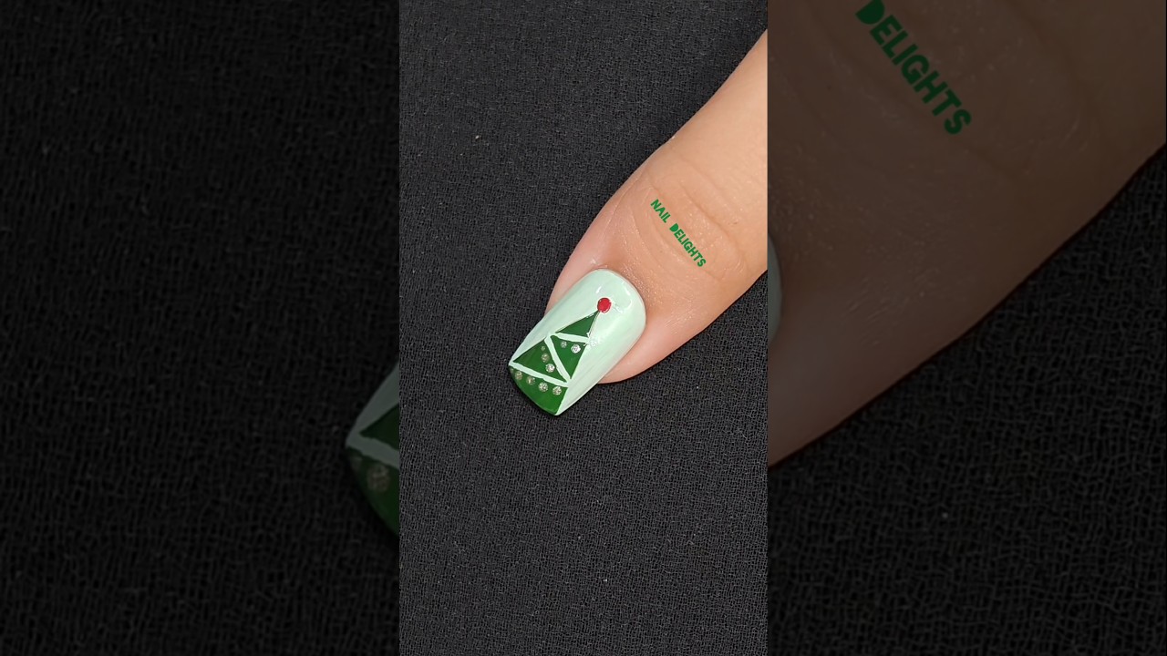Christmas tree nail art 