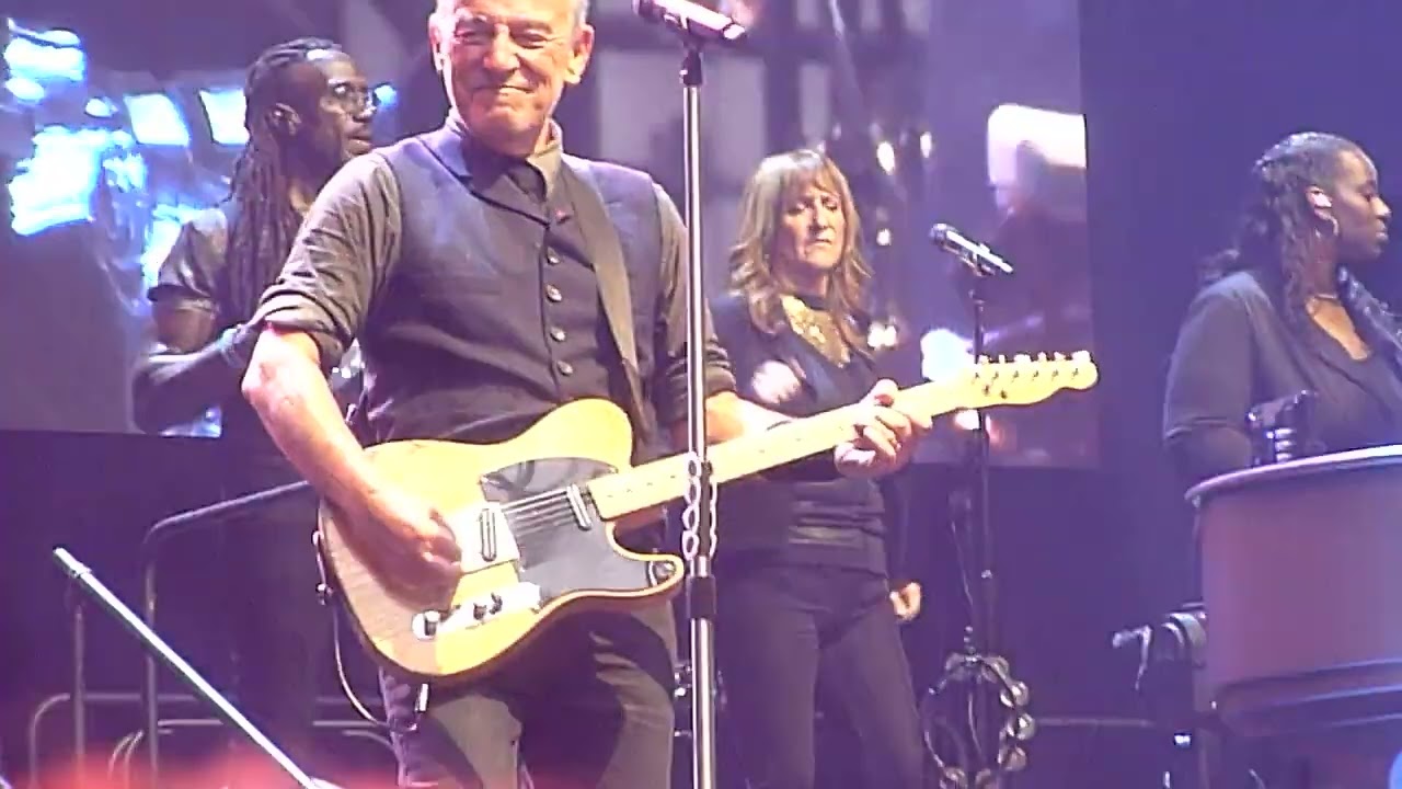 Bruce Springsteen - Gelsenkirchen -- BECAUSE THE NIGHT (Patti Smith) -- Veltins Arena - 27 june 2025