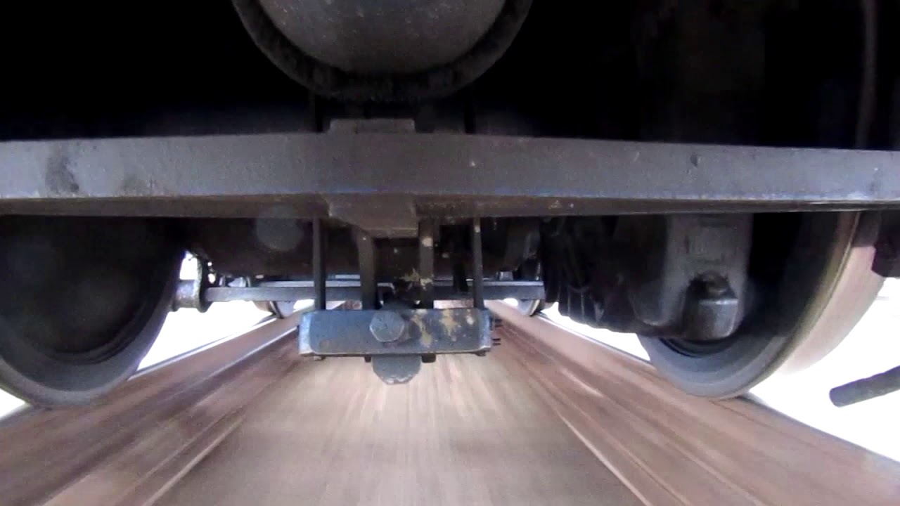 Sub locomotiva electrică la trecerea prin stația Ișalnița