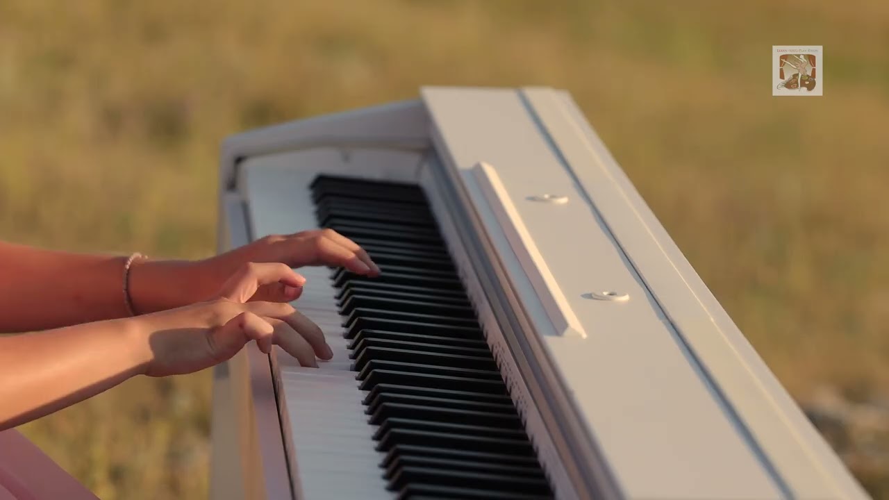 Niagu Elisabeta cântă la pian în natură la apus | Lecții pian copii Galați | Piano Art Institute