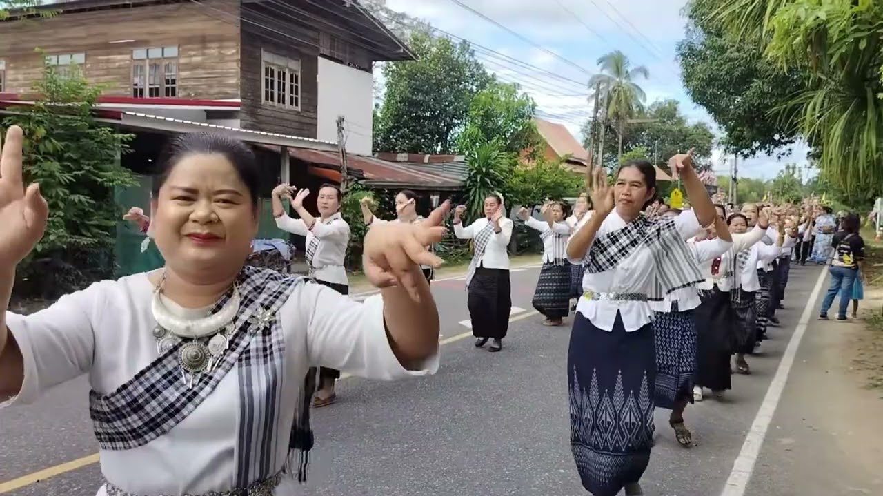 ขบวนนางรำฟ้อนรำแห่องค์กฐินสามัคคีบ้านโนนสังข์ศรี