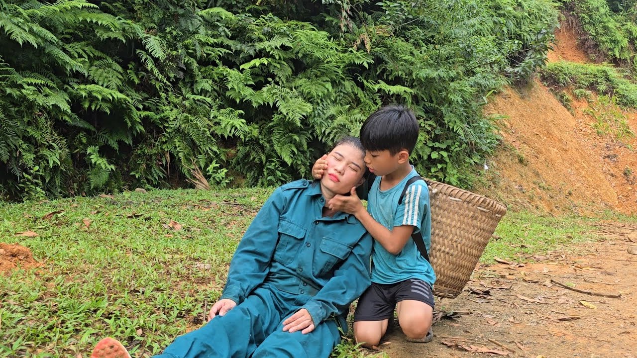 FULL VIDEO: Orphan boy's daily life with an old lady and kind cops
