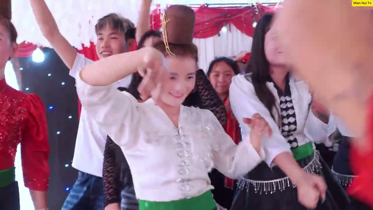 Nhảy hết mình tại LVQ Hoa Dịu - Triệu Hải, bản Phiêng Khôm - Phiêng Cằm - Sơn La