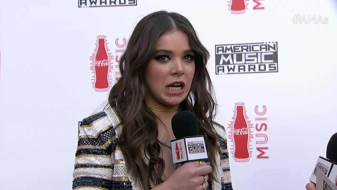 Hailee Steinfeld Red Carpet Interview - AMAs 2015