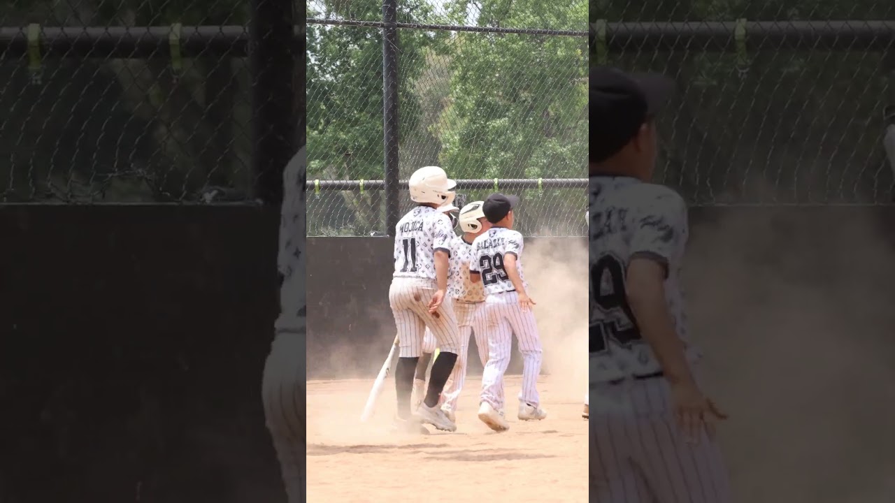 Slow days in the outfield 😂 