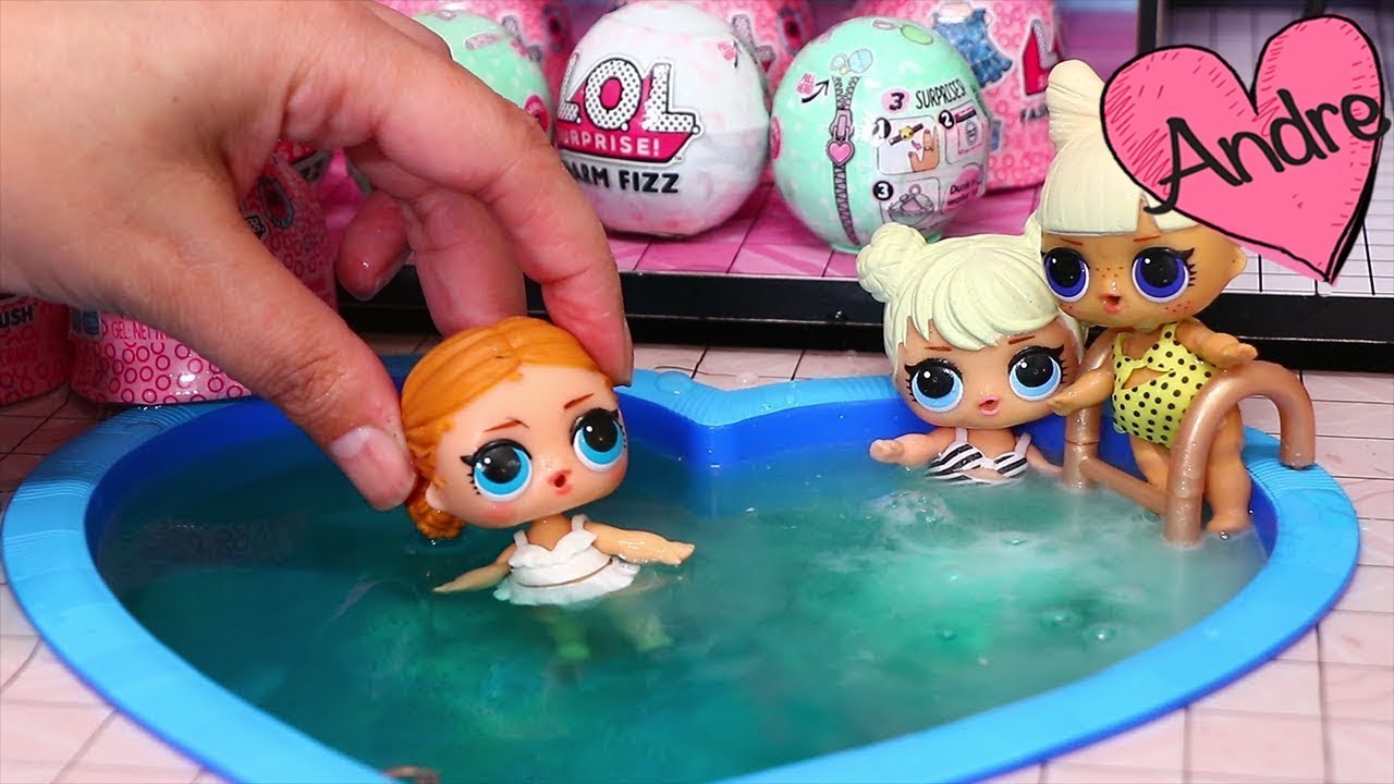 Abrimos sorpresas en piscina de mu&ntilde;ecas l.o.l. | Andre jugando con la casita de mu&ntilde;ecas LOL Surprise