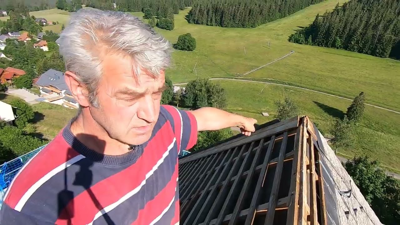 Azbest z dachu powoli znika.