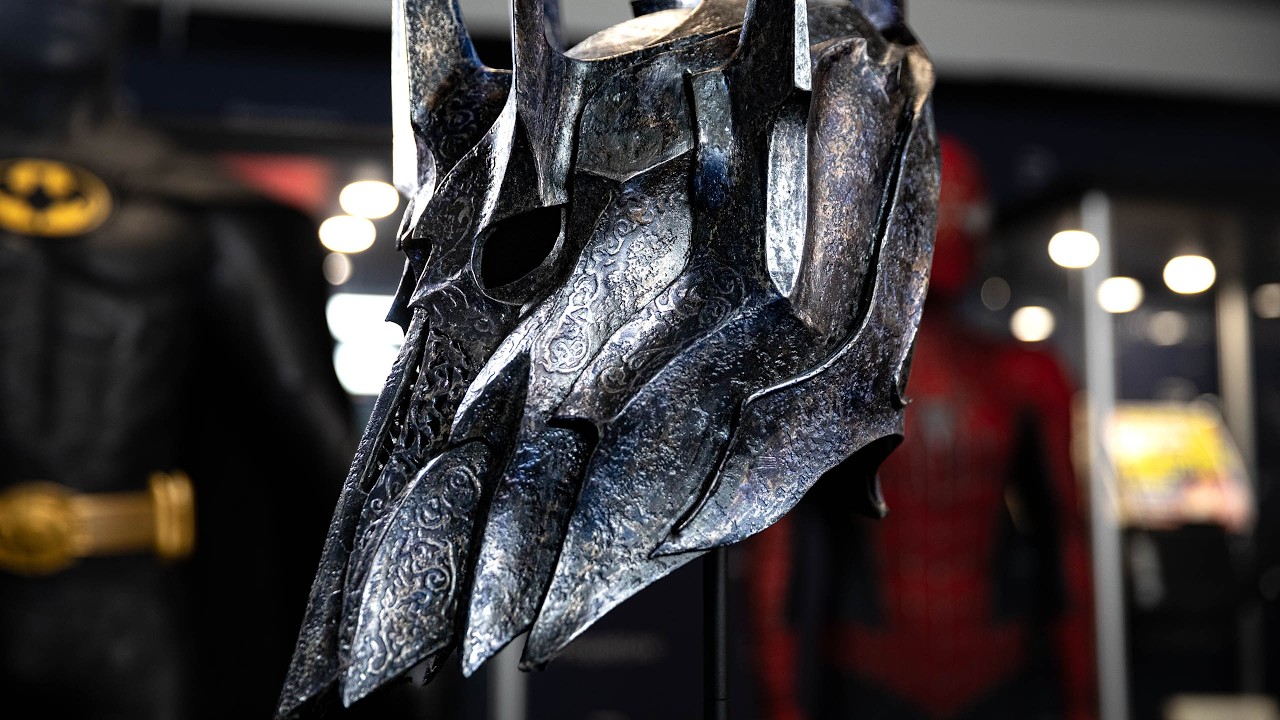 Sauron's Helmet from Lord of the Rings Has a Magical Paint Finish