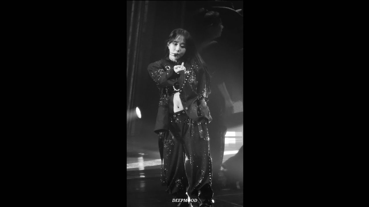 251122 문별 직캠 [흑백버전] CONCERT TOUR IN SEOUL[MUSEUM : village of eternal glow] 머리에서 발끝까지(Shutdown)