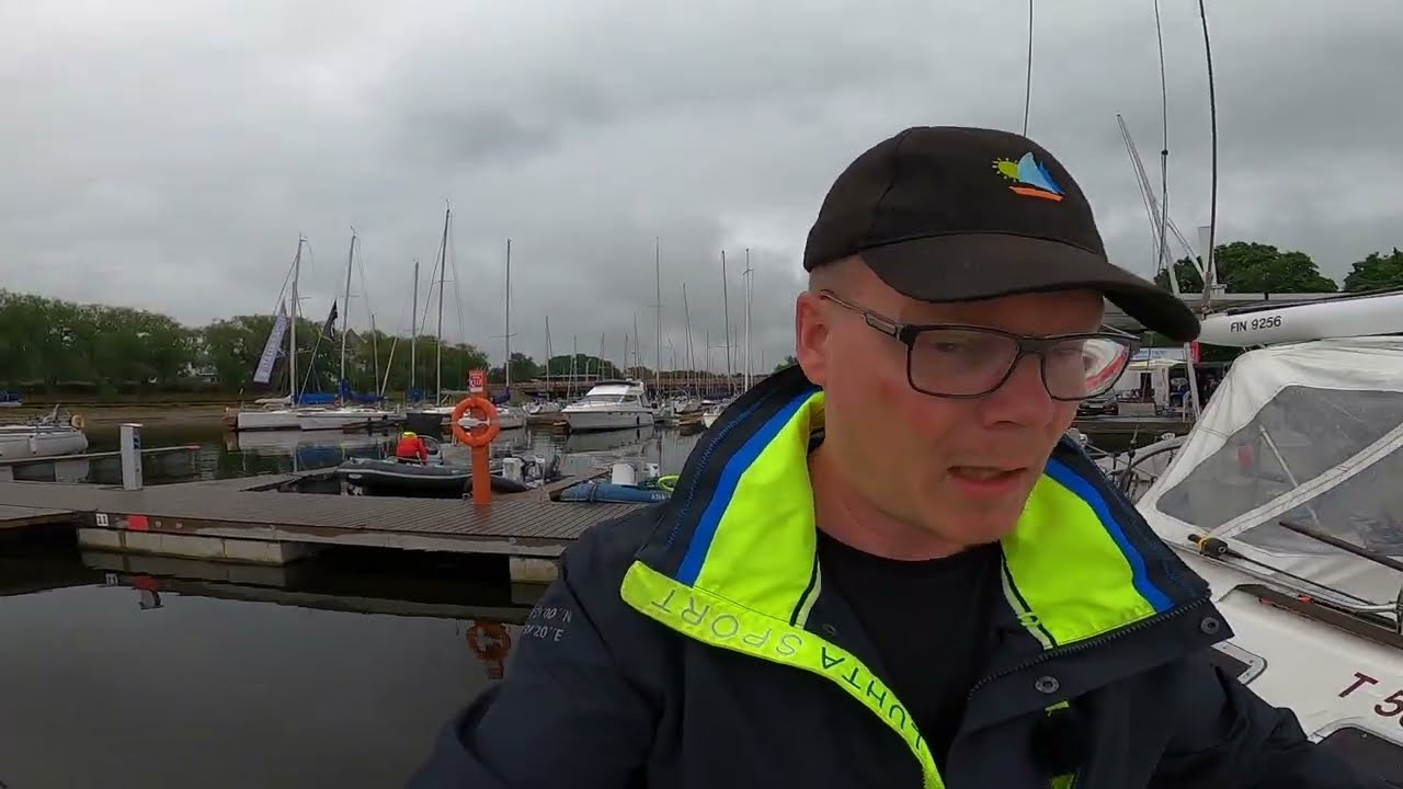 Purjehdus Tallinna - Dirhami, Satama boikotti, Mastoon kiipeäminen.