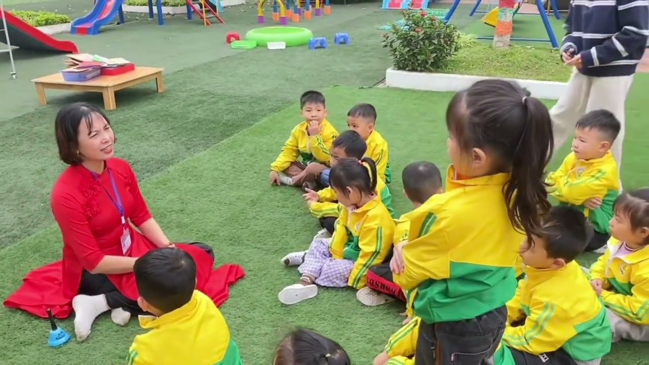 Hoạt động ngoài trời quan sát vườn hoa