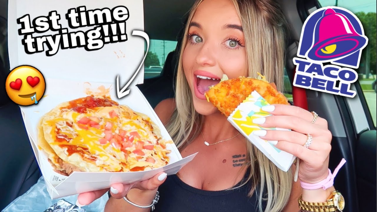 Eating Taco Bell's MEXICAN PIZZA *ITS BACK*!! Taco Bell Mukbang 🌮🤤