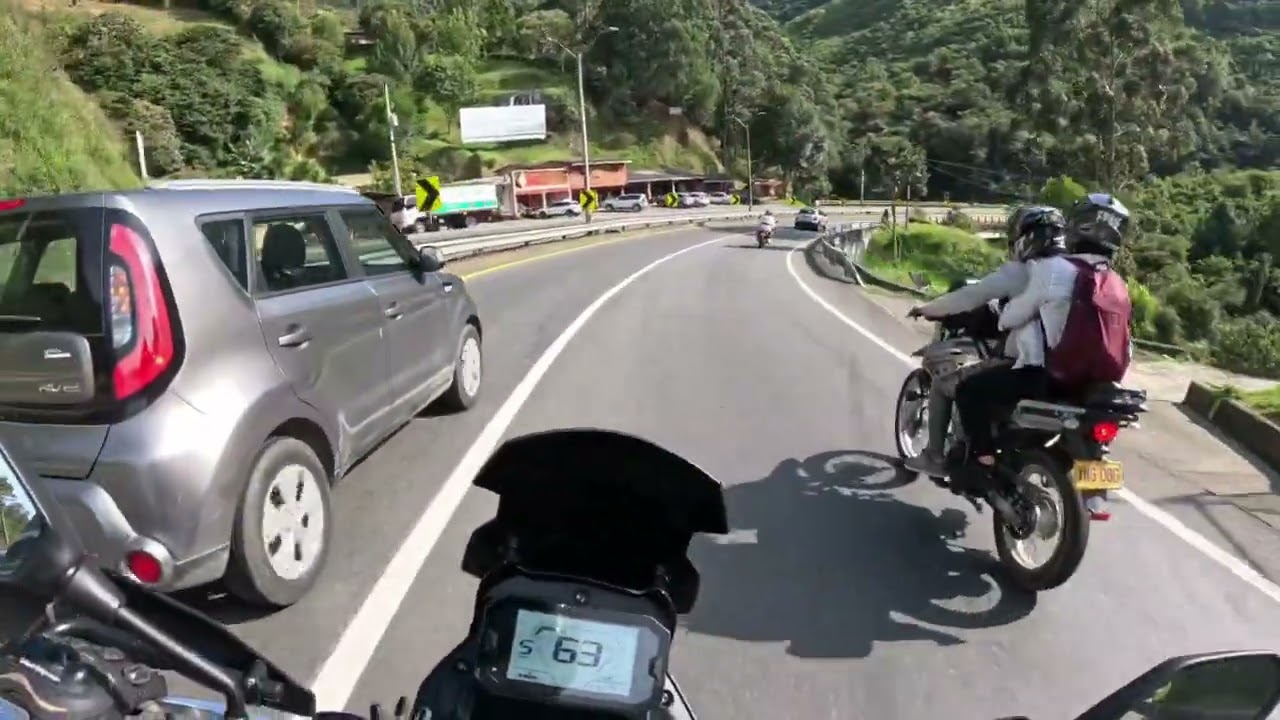 Prueba Nueva TT 200 de AKT en bajada y curvas con acompañante.