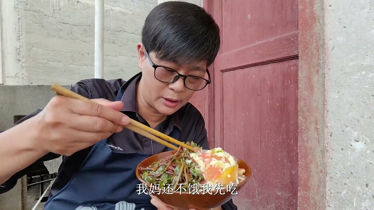 九九跟妈扯野菜，城里人想吃没有卖，凉拌入口肉都不想动口了 #美食 #菜谱 #凉拌马齿苋 #野 #吃货 #九九