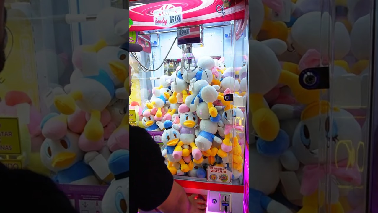 El hombre con menos suerte del mundo 🫠 #maquinadegarra #maquinadepeluches #arcademachine