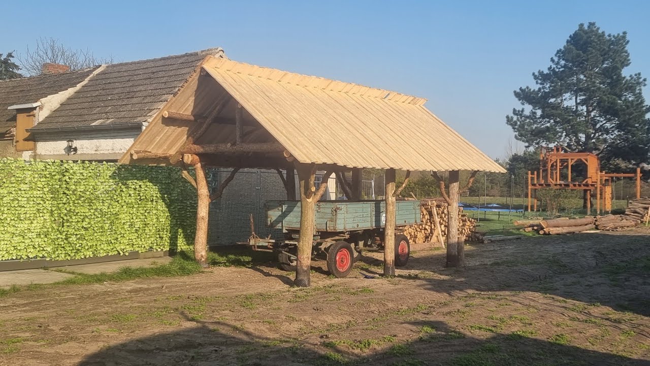 Der Unterstand für den Mössbauer Anhänger. Ein Carport aus Baumstämmen.