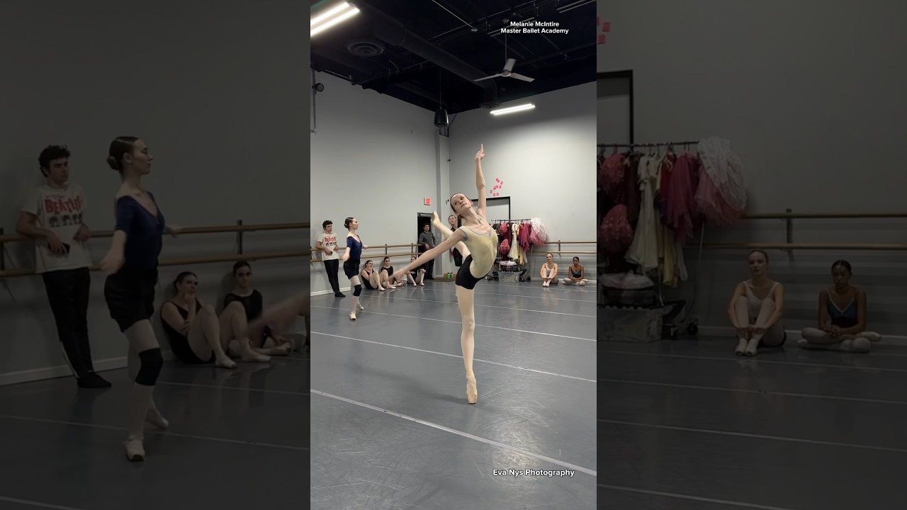 MELANIE BECOMING THE BLACK SWAN 😱🖤 #ballet #blackswan #swanlake