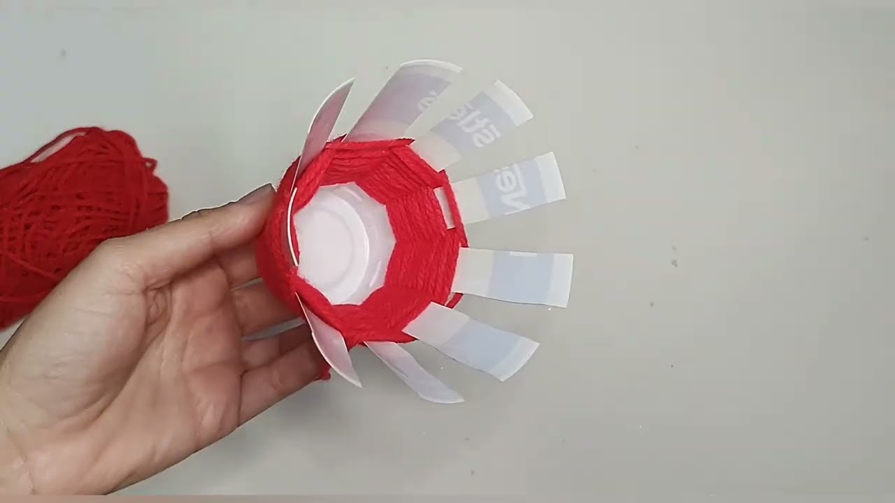 IDEIA INCRÍVEL COMO FAZER CESTINHA COM COPO DE PLÁSTICO E LINHA - ARTESANATO | RECICLAGEM ♻️