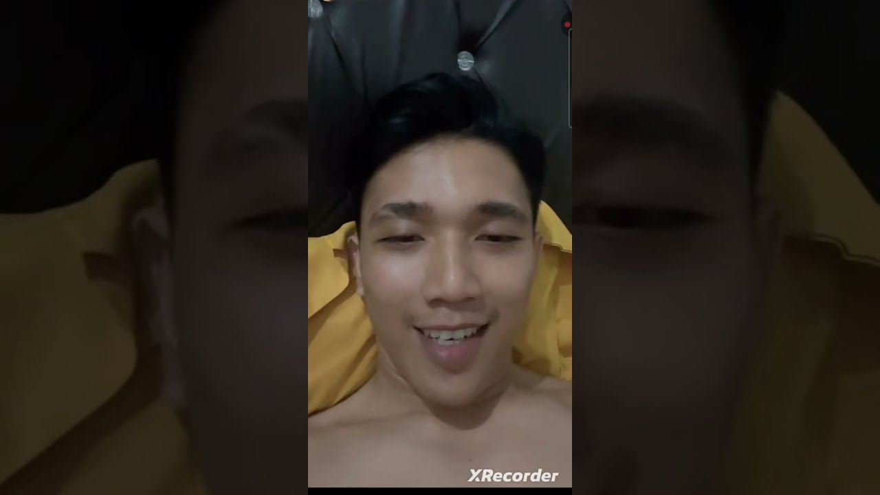 Brondong kekar lagi rebahan
