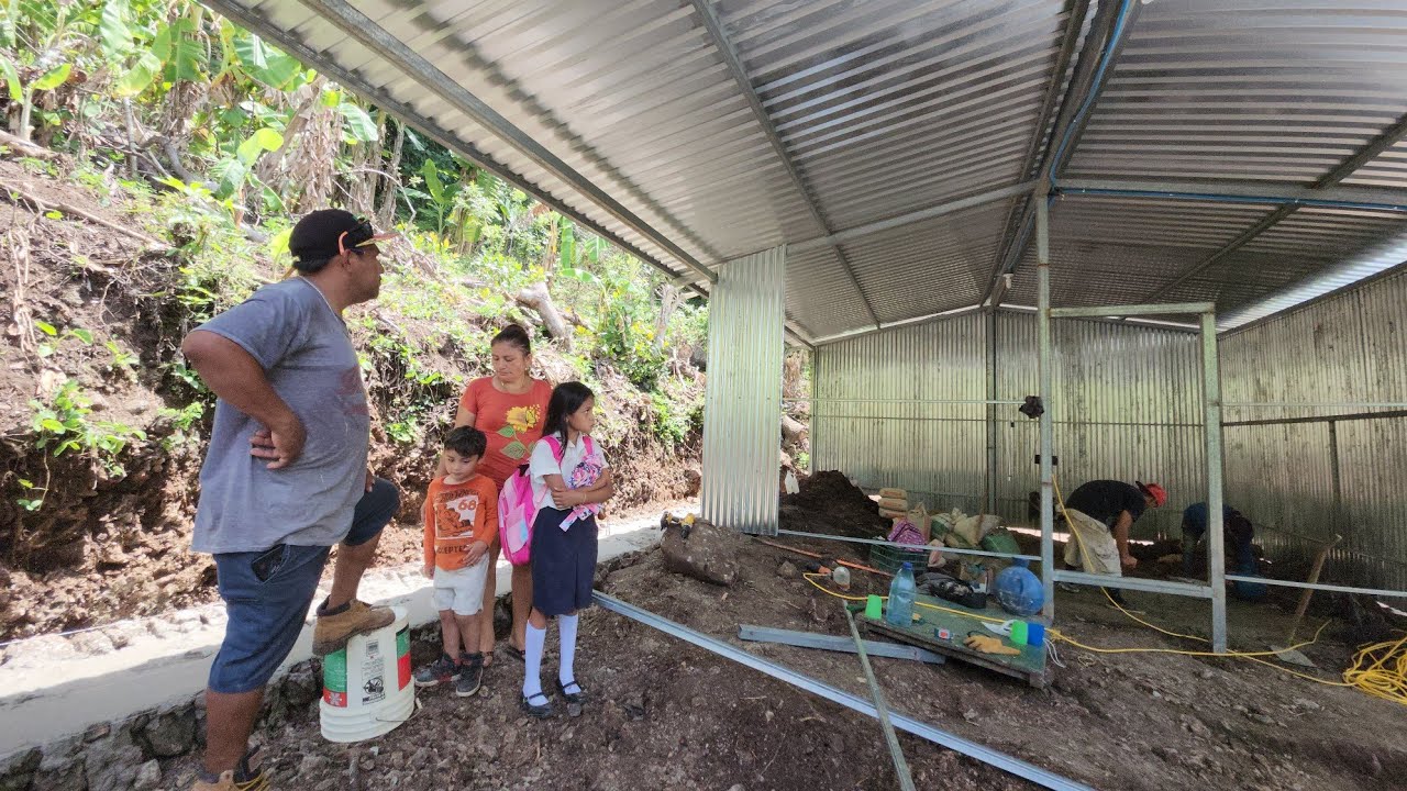 Juan perez muy feliz por el avance de la casa de doña María.