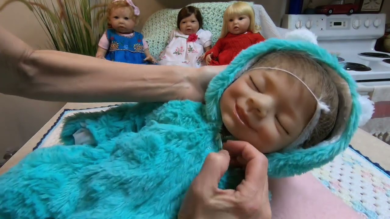 Paradise Galleries Box Opening and Review of Smiling Sleeper!