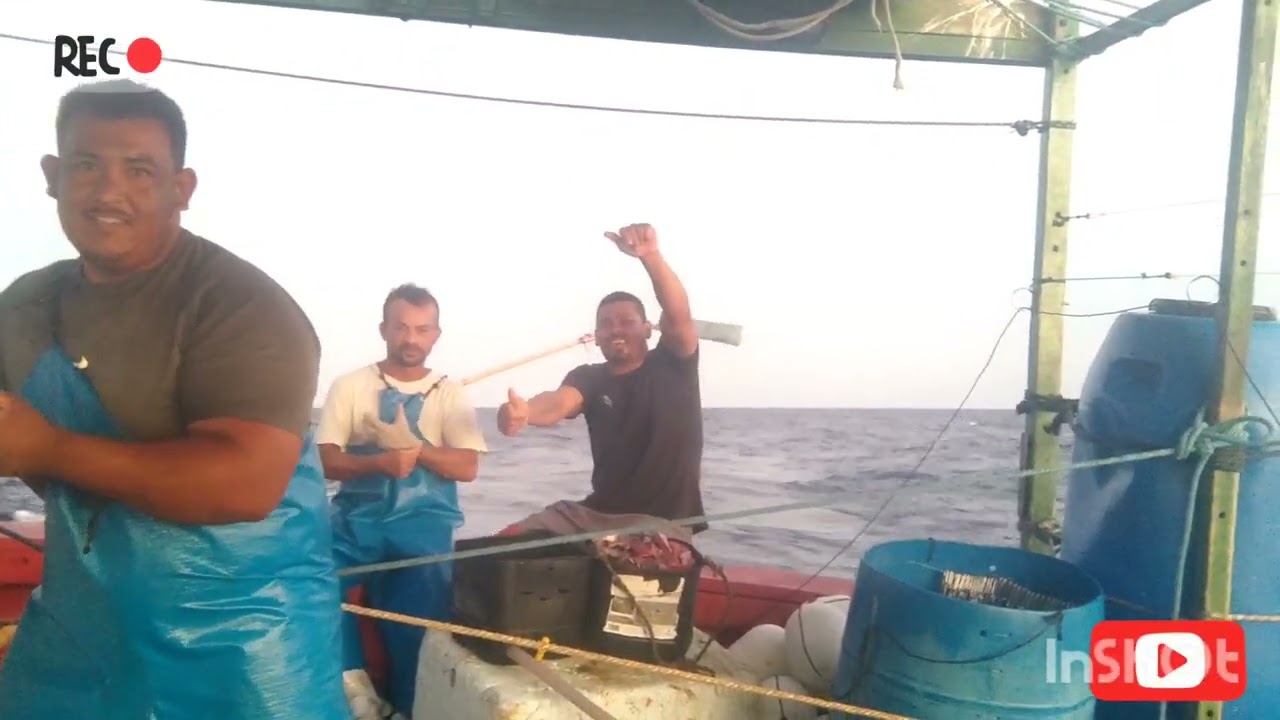 Mostrando como é feita alargada de material a noite🎣🎣#foryou #barcopesqueiro #viral 