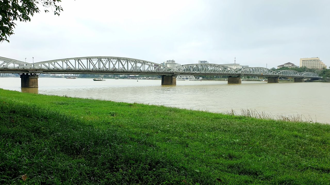 Walk through Truong Tien Bridge, Hue City, Vietnam - Xe đi k&eacute; miền Trung