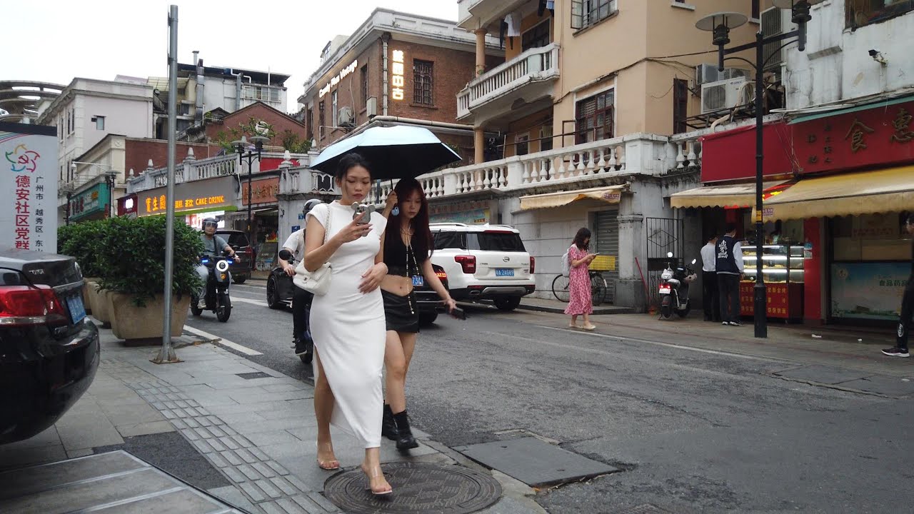 Walk the old streets of Guangzhou, China, a lot of young girls and old buildings