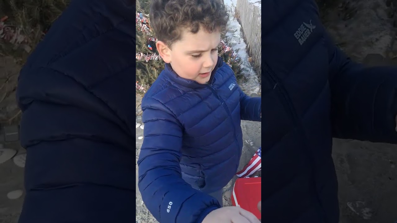 Ocean City, NJ Veteran's Christmas tree Shell decorating.  Boardwalk by Playland.  Full video