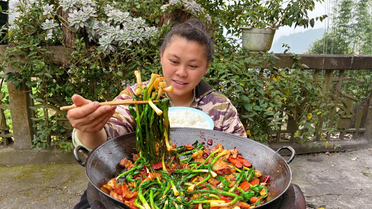 拔些蒜苗和胡萝卜，配着五花肉做个香辣下饭菜 Today had garlic sprouts, carrots, and pork