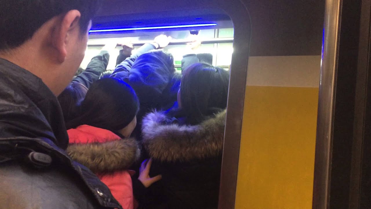 How Beijing people get on the train in morning rush hours