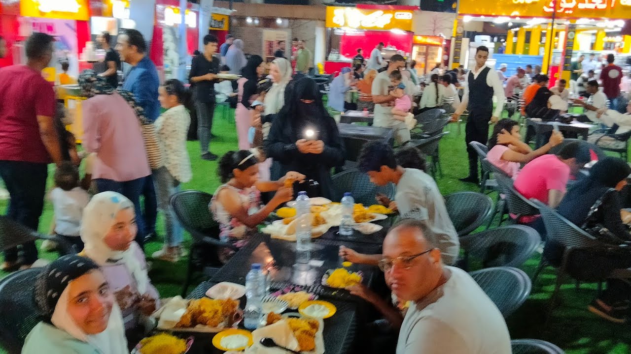 جولة في اجمل شارع بمطروح (شارع العوام) اتعشينا فى اجمل مطعم ع البحر وأجواء تحفة بجد