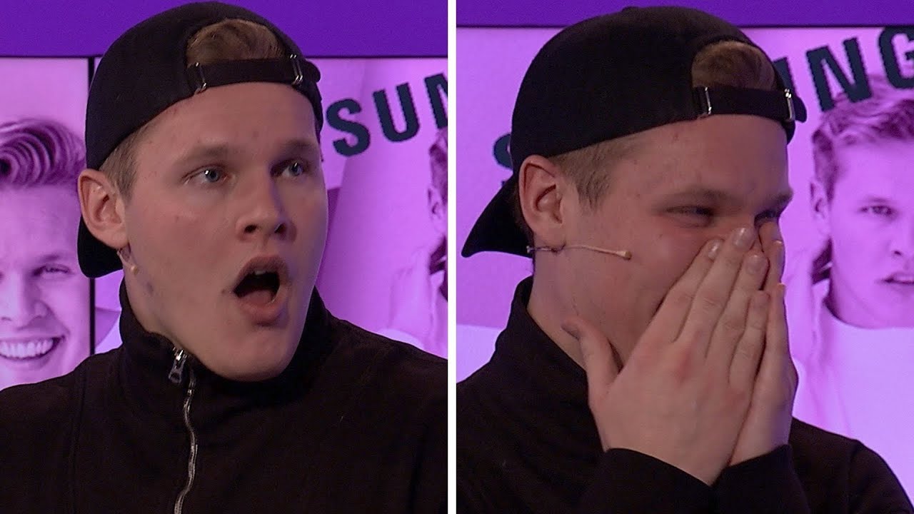 Blir overrasket midt under innspilling