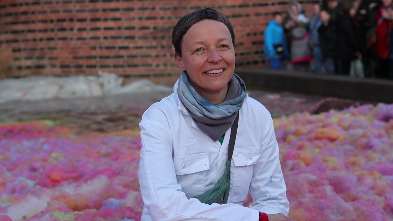 Schaumperformance Stephanie Lüning vor dem Holstenstor