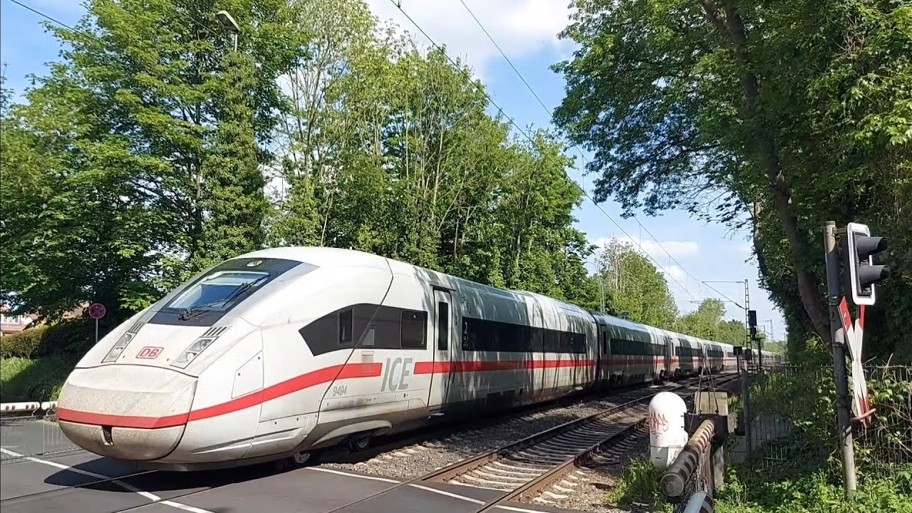 Bahnübergang im Krugfeld Hildesheim Züge am Donnerstag 9.5.2024 ICE 4 bleibt stehen, Güterzüge